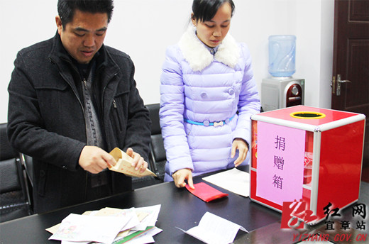 图为工作人员正在清点捐款项