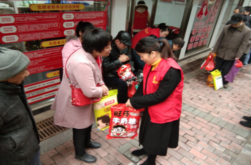 燕泉街道驻振兴社区点领导陆红群为低保王江发放慰问物资 (2).jpg