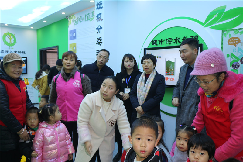 参观垃圾分类科技小展馆.jpg