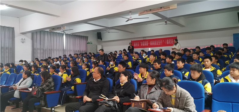县家庭教育讲师团成员聆听讲课.jpg